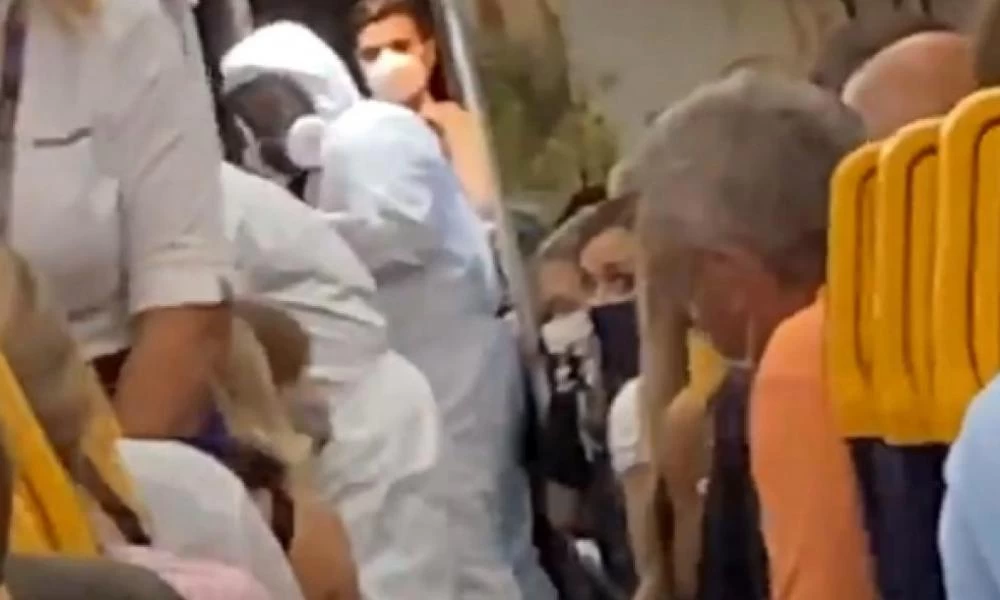 Πάγωσαν οι επιβάτες αεροπλάνου όταν είδαν να επιβιβάζουν ασθενή με κορονοϊό